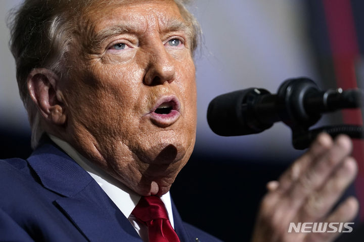 [아이오와주=AP/뉴시스] 도널드 트럼프 전 미국 대통령이 15일(현지시간) 미국 아이오와주에서 열린 공화당 코커스(전당대회)에서 승리를 확정한 뒤 연설하고 있다. 2024.01.16.