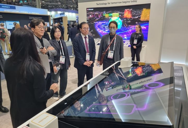 [부산=뉴시스] 김광회 부산시 경제부시장(왼쪽 4번째) 등 부산시 관계자들이 CES2024 행사 현장에서 참관을 하고 있다. (사진=부산시 제공) 2024.01.16. photo@newsis.com *재판매 및 DB 금지