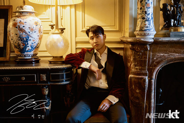 [서울=뉴시스]KT가 대한민국 축구 국가대표 이강인 선수와 후원 재계약을 통해 동행을 이어간다고 16일 밝혔다. 사진은 KT 모델 이강인 선수의 갤럭시 신모델 광고 이미지. (사진=KT 제공)