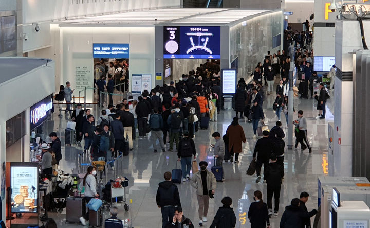 [서울=뉴시스] 홍찬선 기자 = 인천국제공항 제1여객터미널 출국장에 승객들이 붐비고 있다. 2024.01.28. mania@newsis.com *재판매 및 DB 금지