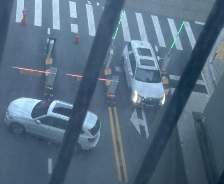 지난 14일 부산 해운대구 센텀시티의 한 아파트 입구 차단기 앞에 흰색 승용차 한 대가 비스듬히 주차된 사진이 온라인 커뮤니티를 통해 공개됐다. 입주자와 방문자 전용 입구를 모두 가로막은 탓에 다른 차들은 출구를 통해 드나들어야 했다. (사진='보배드림' 캡처본) *재판매 및 DB 금지