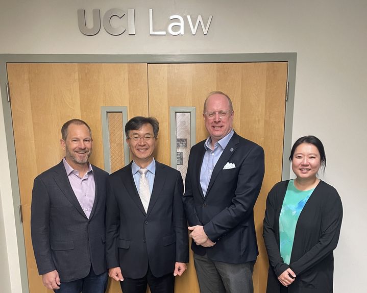 (왼쪽부터) 크리스토퍼 화이톡(Christopher Whytock) UCI 로스쿨 부학장, 이황 고려대 법학전문대학원장, 오스틴 패리쉬(Austen Parrish) UCI 로스쿨 학장, 김성은 UCI 한국법센터장. (사진=고려대 제공) *재판매 및 DB 금지