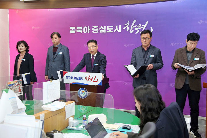 [창원=뉴시스] 정현섭 경남 창원시 자치행정국장이 16일 창원시청 프레스센터에서 특례시 제도 개선 추진과 관련해 기자회견을 열고 있다. (사진=창원시청 제공). 2024.01.16. photo@newsis.com *재판매 및 DB 금지