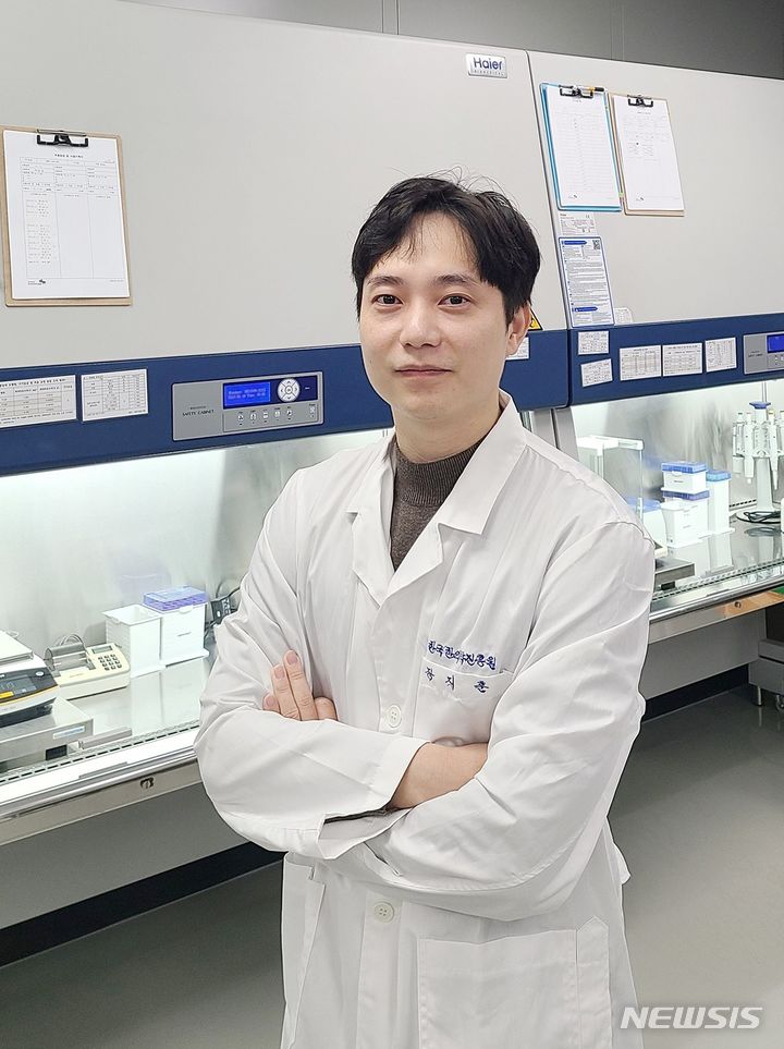 [서울=뉴시스]한국한의약진흥원 한약비임상시험센터는 신뢰성 보증부의 장지훈 선임 연구원이 최근 GLP 신뢰성 보증 전문가 자격(RQAP-GLP, Registered Quality Assurance Professional in GLP)을 획득했다고 16일 밝혔다. (사진= 한국한의약진흥원 제공) 2024.01.16. photo@newsis.com. 