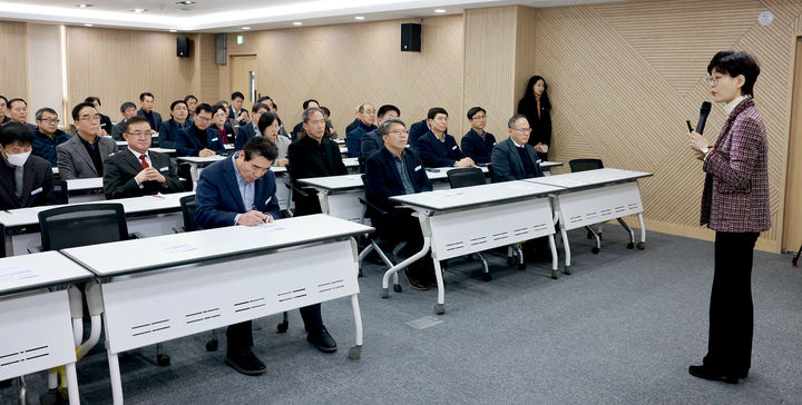 김동일 보령시장 등 교육 참석자들 *재판매 및 DB 금지