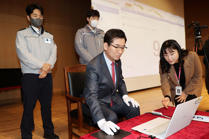 윤건영 충북교육감이 16일 교육연구정보원에서  고등학교 학교 배정 전산 추첨을 하고 있다.2024.01.16.kipoi@newsis.com *재판매 및 DB 금지