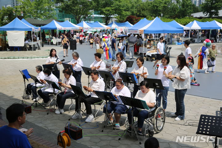 [과천=뉴시스] 과천시 장애인복지관 소속 장애인들이 지역행사에서 참여해 공연을 하고 있다. (사진=과천시 제공) 2024.01.16. photo@newsis.com