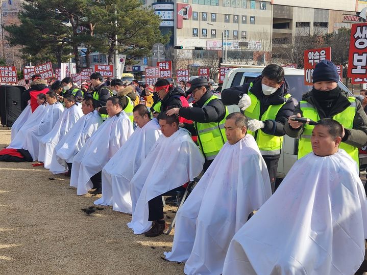 [대전=뉴시스]곽상훈 기자=대전 중앙로지하상가 비상대책위원회 위원 10여 명이 16일 대전시청 남문 앞 광장에서&nbsp; 점포 입찰 철회를 촉구하며 삭발시위를 벌이고 있다. 2024. 01. 16. kshoon0663@newsis.com *재판매 및 DB 금지