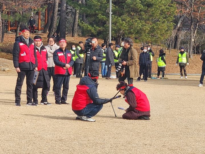 [대전=뉴시스]곽상훈 기자=16일 대전시청 남문광장에서 열린 중앙로지하상가 비상대책위원회 집회에서 한 점포 상인이 30년 이상 지켜온 삶의 터전을 빼앗지 말아 줄 것을 이장우 대전시장에게 호소하고 있다. 2024. 01. 16. kshoon0663@newsis.com *재판매 및 DB 금지