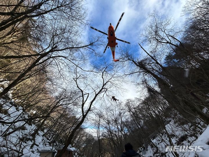 [제주=뉴시스] 오영재 기자 = 제주소방서가 15일 제주 한라산 석굴암에서 산악 사고 및 신속한 화재 대응을 위한 헬기 합동 훈련을 하고 있다. (사진=제주소방서 제공) 2024.01.16. photo@newsis.com