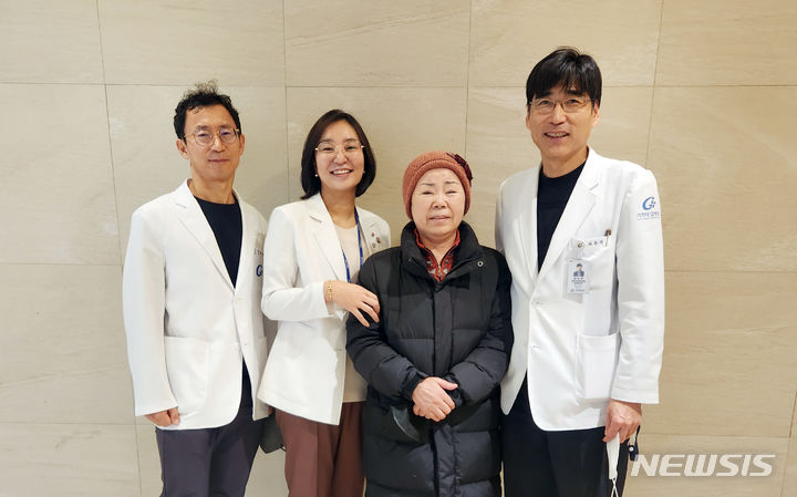 [서울=뉴시스]가천대 길병원은 간암과 B형 간염이 동반된 75세 고령 환자를 대상으로 뇌사자 간이식을 시행해 환자가 건강하게 일상으로 복귀했다고 16일 밝혔다. (사진= 가천대 길병원 제공) 2024.01.16. photo@newsis.com. 