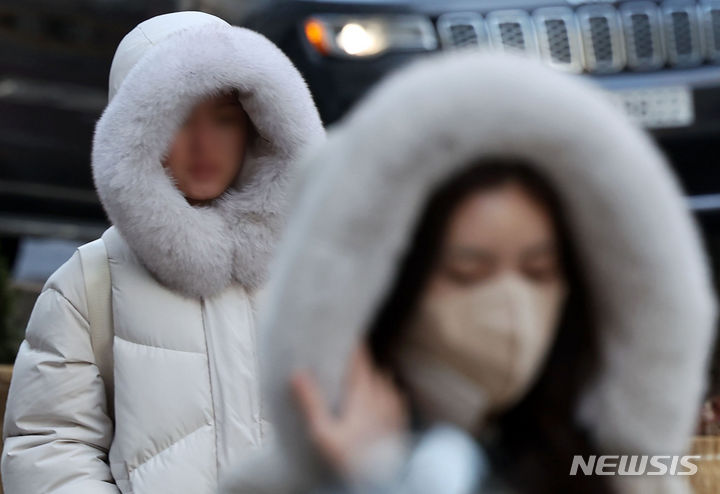 [서울=뉴시스] 홍효식 기자 = 영하권 추운 날씨를 보인 지난 16일 오전 서울 종로구 광화문 네거리에서 시민들이 출근길 발걸음을 재촉하고 있다. 2024.01.16. yesphoto@newsis.com