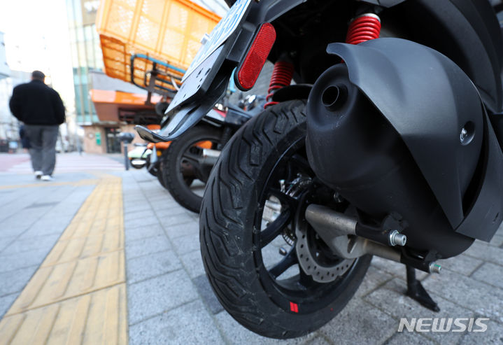 [서울=뉴시스] 한 거리에 주차된 오토바이 모습. (사진=뉴시스 DB). photo@newsis.com 