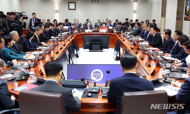 [서울=뉴시스] 전신 기자 = 윤석열 대통령이 16일 서울 용산 대통령실 청사에서 열린 국무회의에서 발언하고 있다. 2024.01.16. photo1006@newsis.com