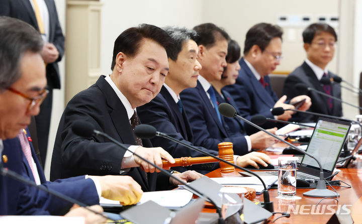 [서울=뉴시스] 전신 기자 = 윤석열 대통령이 16일 서울 용산 대통령실 청사에서 열린 국무회의를 주재하고 있다. 2024.01.16. photo1006@newsis.com