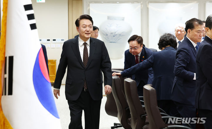 [서울=뉴시스] 전신 기자 = 윤석열 대통령이 16일 서울 용산 대통령실 청사에서 열린 국무회의에 입장하고 있다. 2024.01.16. photo1006@newsis.com