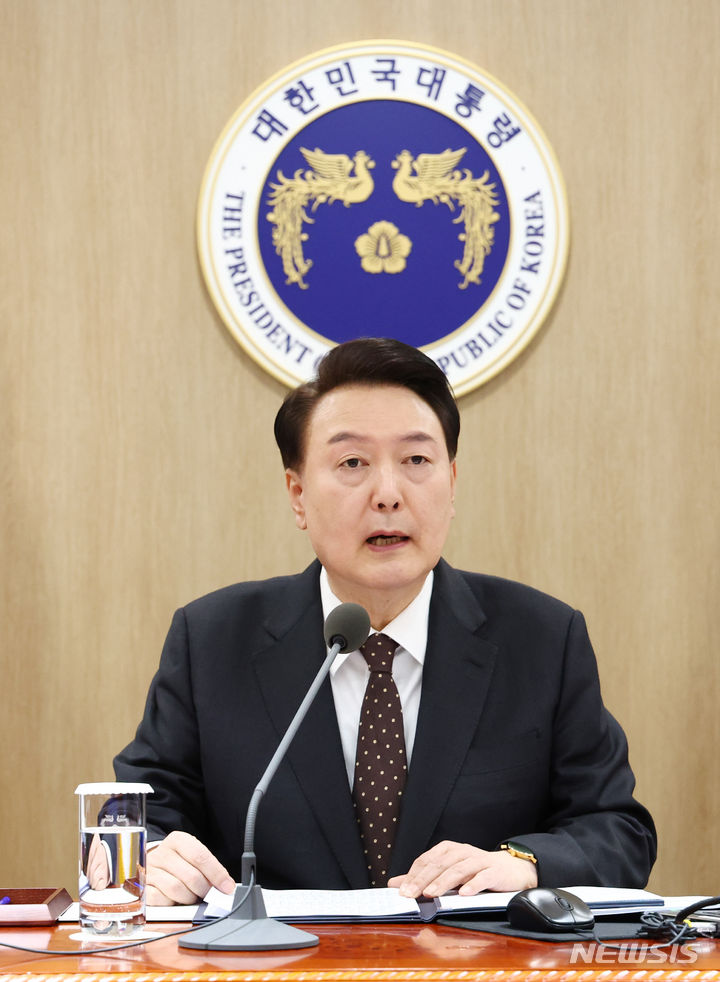 [서울=뉴시스] 전신 기자 = 윤석열 대통령이 16일 서울 용산 대통령실 청사에서 열린 국무회의를 주재하고 있다. 2024.01.16. photo1006@newsis.com