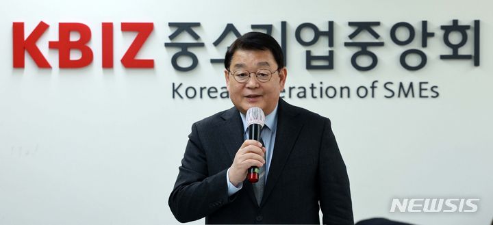 [서울=뉴시스] 고범준 기자 = 박성효 소상공인시장진흥공단 이사장이 16일 오전 서울 영등포구 중소기업중앙회 기자실에서 열린 소상공인시장진흥공단 신년 간담회에서 인사말을 하고 있다. 2024.01.16. bjko@newsis.com