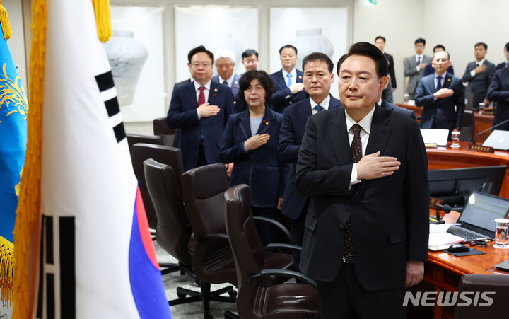 [서울=뉴시스] 전신 기자 = 윤석열 대통령이 16일 서울 용산 대통령실 청사에서 열린 국무회의에서 국기에 대한 경례를 하고 있다. 2024.01.16. photo1006@newsis.com