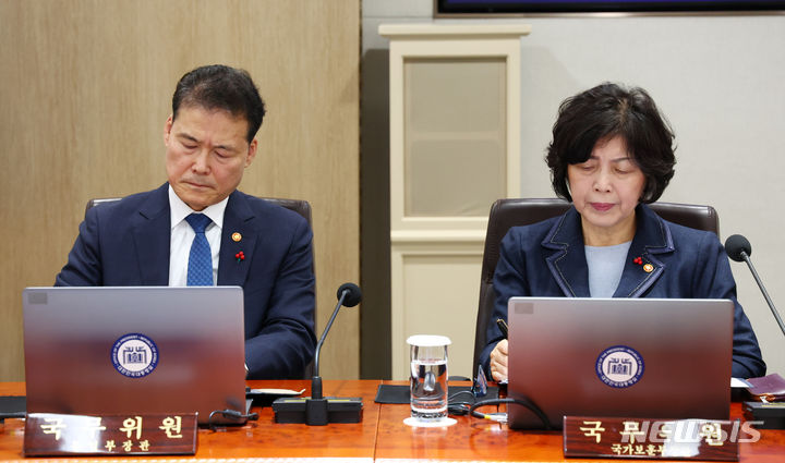[서울=뉴시스] 전신 기자 = 김영호 통일부 장관과 강정애 국가보훈부 장관이 16일 서울 용산 대통령실 청사에서 열린 국무회의에서 윤석열 대통령의 발언을 듣고 있다. 2024.01.16. photo1006@newsis.com