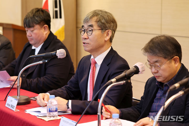 [서울=뉴시스] 박진희 기자 = 윤철호(가운데) 대한출판문화협회 회장이 16일 서울 종로구 대한출판문화협회 강당에서 신년 기자간담회를 갖고 2024년 사업 계획을 발표하고 있다. 2024.01.16. pak7130@newsis.com