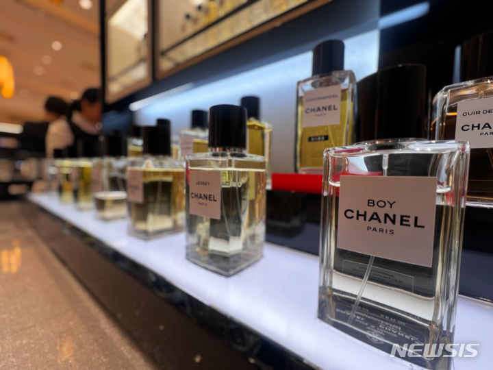 [서울=뉴시스] 김명년 기자 = 프랑스 명품 브랜드 샤넬(CHANEL)이 국내에서 새해 첫 주얼리 가격 인상에 이어 뷰티 상품 가격 조정에 나설 전망이다. 명품 업계에 따르면 샤넬을 다음 달 1일 향수 및 화장품 가격 인상을 추진중이며 인상 폭은 5%에서 최대 10%대가 될 것으로 알려졌다. 16일 오전 서울시내 한 백화점 샤넬 매장에 향수가 진열돼 있다. 2024.01.16. kmn@newsis.com