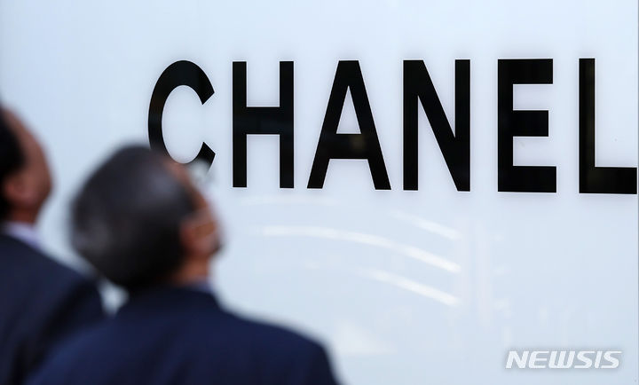 [서울=뉴시스] 김명년 기자 = 프랑스 명품 브랜드 샤넬(CHANEL)이 국내에서 새해 첫 주얼리 가격 인상에 이어 뷰티 상품 가격 조정에 나설 전망이다. 명품 업계에 따르면 샤넬을 다음 달 1일 향수 및 화장품 가격 인상을 추진중이며 인상 폭은 5%에서 최대 10%대가 될 것으로 알려졌다. 사진은 16일 오전 서울시내 한 백화점 샤넬 매장. 2024.01.16. kmn@newsis.com