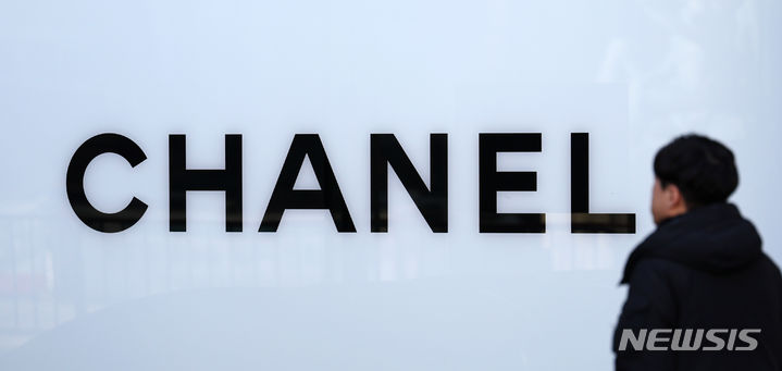 [서울=뉴시스] 김명년 기자 = 사진은 지난 1월16일 오전 서울시내 한 백화점 샤넬 매장. 2024.01.16. kmn@newsis.com