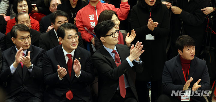 [인천=뉴시스] 전진환 기자 = 한동훈 국민의힘 비상대책위원장이 16일 오전 인천 계양구 카리스호텔에서 열린 국민의힘 인천시당 신년 인사회에서 박수치고 있다. 2024.01.16. amin2@newsis.com