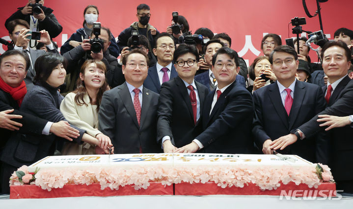 [인천=뉴시스] 전진환 기자 = 한동훈 국민의힘 비상대책위원장을 비롯한 주요 당직자들이 16일 오전 인천 계양구 카리스호텔에서 열린 2024 국민의힘 인천시당 신년인사회에 참석해 축하 떡을 자르고 있다. (공동취재) 2024.01.16. photo@newsis.com