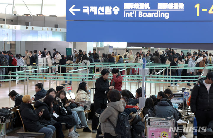 [인천공항=뉴시스] 조성우 기자 = 인천국제공항의 하루 이용객 수가 코로나19 이후 4년 만에 20만 명을 넘어섰다. 인천공항공사에 따르면 지난 14일 인천공항의 일일 여객이 20만2554명으로 잠정 집계했다. 이는 코로나19 펜데믹 영향으로 인천공항의 이용객이 20만 명 이하로 떨어진 지난 2020년1월27일(20만948명) 이후 만 4년 만이다. 16일 오후 인천국제공항 제1여객터미널 출국장이 공항 이용객들로 북적이고 있다. 2024.01.16. xconfind@newsis.com
