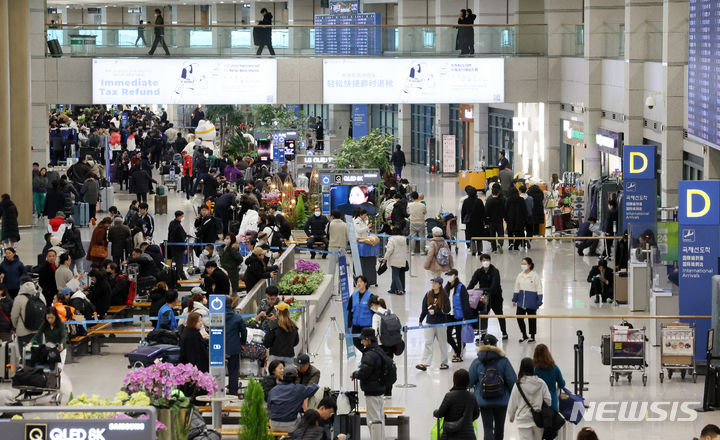 [인천공항=뉴시스] 조성우 기자 = 인천국제공항의 하루 이용객 수가 코로나19 이후 4년 만에 20만 명을 넘어섰다. 인천공항공사에 따르면 지난 14일 인천공항의 일일 여객이 20만2554명으로 잠정 집계했다. 이는 코로나19 펜데믹 영향으로 인천공항의 이용객이 20만 명 이하로 떨어진 지난 2020년1월27일(20만948명) 이후 만 4년 만이다. 16일 오후 인천국제공항 제1여객터미널이 입국장이 공항 이용객들로 북적이고 있다. 2024.01.16. xconfind@newsis.com