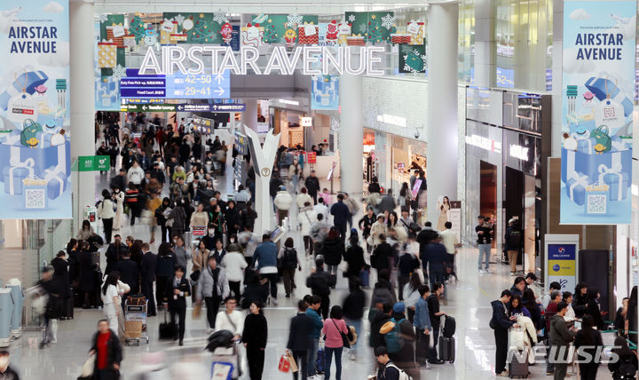 [인천공항=뉴시스] 조성우 기자 = 인천국제공항의 하루 이용객 수가 코로나19 이후 4년 만에 20만 명을 넘어섰다. 2024.01.16. xconfind@newsis.com