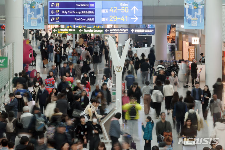 [인천공항=뉴시스] 조성우 기자 = 인천국제공항의 하루 이용객 수가 코로나19 이후 4년 만에 20만 명을 넘어섰다. 인천공항공사에 따르면 지난 14일 인천공항의 일일 여객이 20만2554명으로 잠정 집계했다. 이는 코로나19 펜데믹 영향으로 인천공항의 이용객이 20만 명 이하로 떨어진 지난 2020년1월27일(20만948명) 이후 만 4년 만이다. 16일 오후 인천국제공항 제1여객터미널 면세구역이 인파로 북적이고 있다. 2024.01.16. xconfind@newsis.com