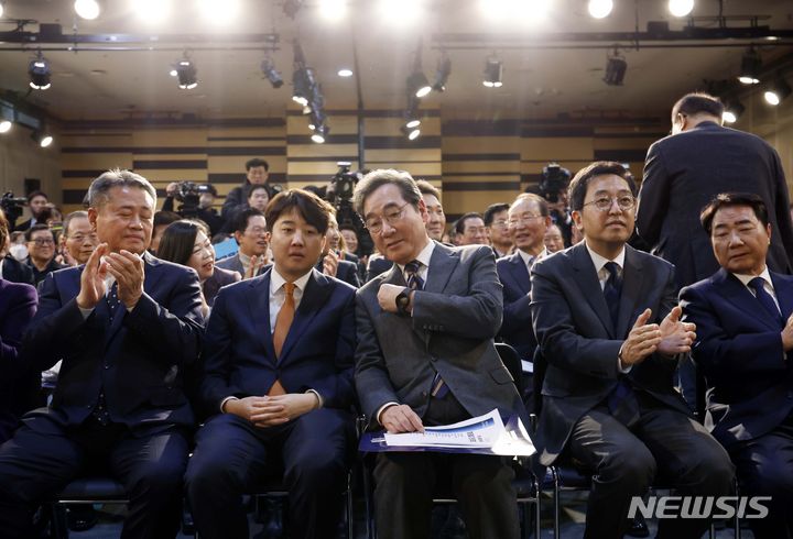 [서울=뉴시스] 정병혁 기자 = 더불어민주당을 탈당하고 신당 창당을 추진중인 이낙연 전 대표가 16일 서울 동작구 서울여성플라자에서 열린 새로운미래 출범식에 참석해 이준석 개혁신당(가칭) 정강정책위원장과 대화하고 있다. 2024.01.16. jhope@newsis.com