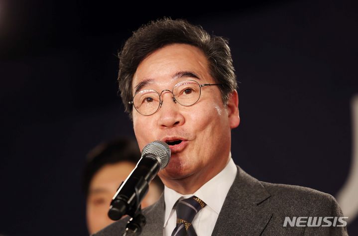 [서울=뉴시스] 정병혁 기자 = 더불어민주당을 탈당하고 신당 창당을 추진중인 이낙연 전 대표가 16일 서울 동작구 서울여성플라자에서 열린 새로운미래 출범식에서 인사말을 하고 있다. 2024.01.16. jhope@newsis.com