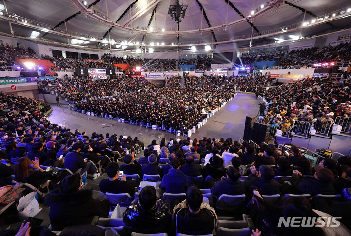 [서울=뉴시스] 황준선 기자 = 16일 오후 서울 송파구 올림픽공원 핸드볼 경기장에서 열린 2024 체육인대회에서 참석자들이 이기흥 대한체육회장의 개회사를 듣고 있다. 2024.01.16. hwang@newsis.com