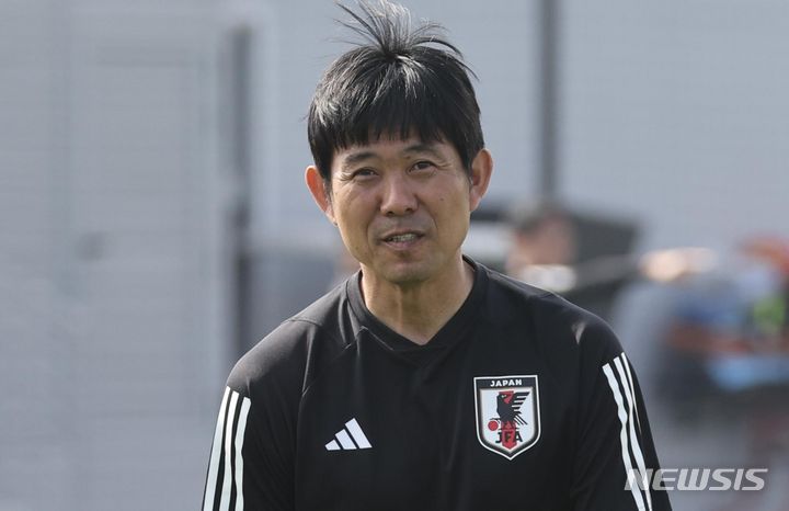 [도하(카타르)=뉴시스] 김근수 기자 = 모리야스 하지메 일본 축구 대표팀 감독이 16일(현지시각) 카타르 도하 알 에르살 트레이닝 센터에서 일본 기자단에게 인사하고 있다. 2024.01.16. ks@newsis.com