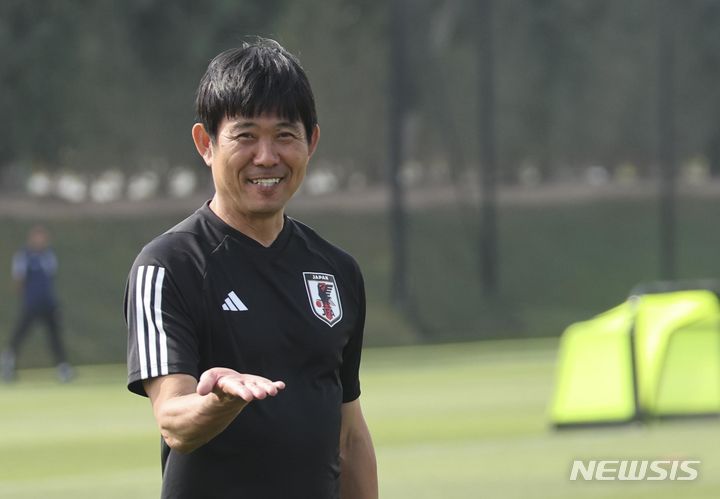 [도하(카타르)=뉴시스] 김근수 기자 = 모리야스 하지메 일본 축구 대표팀 감독이 16일(현지시각) 카타르 도하 알 에르살 트레이닝 센터에서 일본 기자단에게 인사하고 있다. 2024.01.16. ks@newsis.com