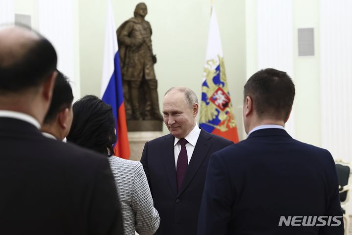 [모스크바=AP/뉴시스] 블라디미르 푸틴 러시아 대통령이 16일(현지시간) 러시아 모스크바 크렘린궁에서 최선희 북한 외무상과 악수하고 있다. 2024.01.17.