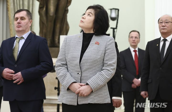 [모스크바=AP/뉴시스] 최선희 북한 외무상이 16일(현지시각) 러시아 모스크바 크렘린궁에 도착해 블라디미르 푸틴 대통령을 기다리고 있다. 2024.01.17.