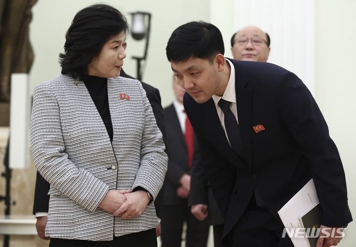 [모스크바=AP/뉴시스] 최선희 북한 외무상이 16일(현지시간) 러시아 모스크바 크렘린궁에 도착해 블라디미르 푸틴 대통령을 기다리며 관계자와 대화하고 있다. 2024.01.17.