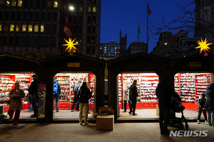 [필라델피아=AP/뉴시스]미 상무부는 17일(현지시간) 지난해 12월 소매판매가 전월 대비 0.6% 증가했다고 발표했다. 사진은 지난달 13일 미 필라델피아의 크리스마스 마을에 쇼핑객들이 모인 모습. 2024.10.18.