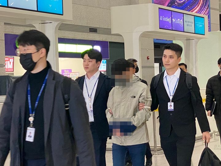 [서울=뉴시스]국민건강보험공단에서 46억원을 횡령하고 해외로 도주한 국민건강보험공단 재정관리팀장 최모(45)씨가 17일 인천국제공항을 통해 국내로 강제송환됐다. (사진=경찰청 제공) 2024.01.17. photo@newsis.com *재판매 및 DB 금지