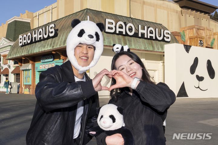 [서울=뉴시스] 에버랜드 판다 가족 테마 갤러리 '바오 하우스'. (사진=에버랜드 제공) 