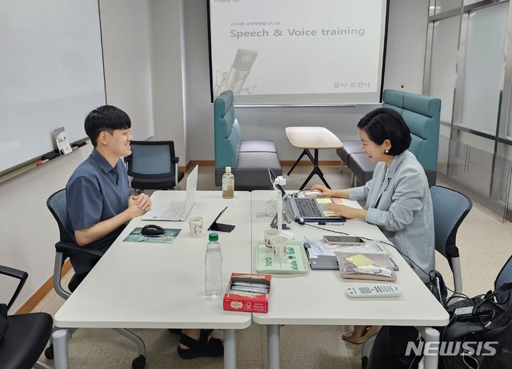 [창원=뉴시스] 경남창원산학융합원의 2023년 '창원시 취업플랫폼 즐겨찾기 운영사업'에 참여한 구직자가 전문가와 1:1 개인 맞춤형 취업 상담을 하고 있다.(사진=경남창원산학융합원 제공) 2024.01.17. photo@newsis.com