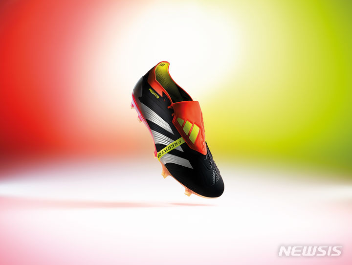 [서울=뉴시스]스포츠 브랜드 아디다스가 프레데터 축구화의 30주년을 맞아 한층 업그레이드된 '프레데터 24(Predator 24)'를 공개한다고 17일 밝혔다.2024.01.17.(사진=아디다스 제공)photo@newsis.com