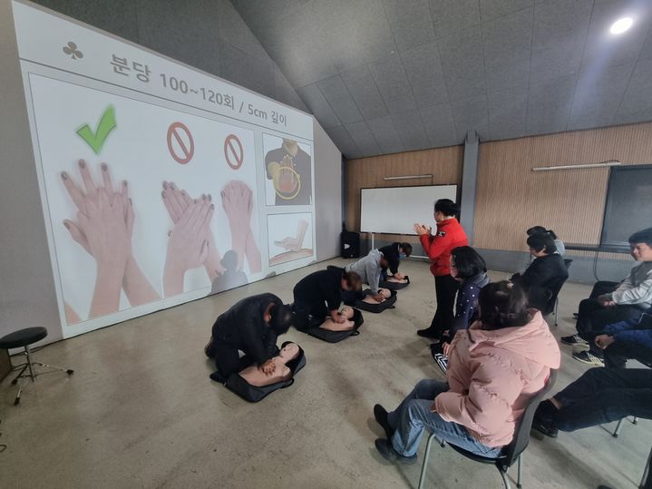 [밀양=뉴시스] 밀양시가 시민안전교육 하고 있다. (사진=밀양시 제공) 2024.01.20. photo@newsis.com *재판매 및 DB 금지