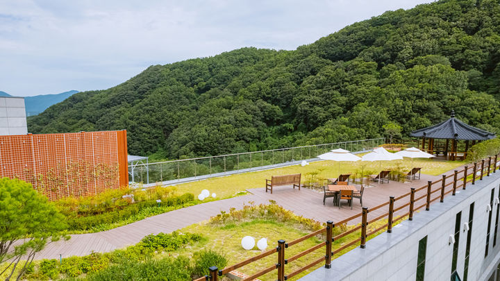 [양산=뉴시스] 양산시 대운산 숲에서 옥상힐링정원 전경. (사진=양산시시설관리공단 제공) 2024.01.17. photo@newsis.com *재판매 및 DB 금지