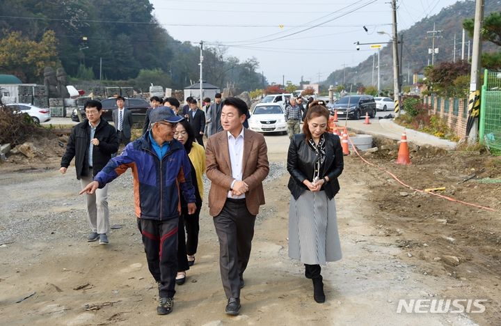 [의정부=뉴시스] 김동근 경기 의정부시장이 국도43호선 축석고개 인근 마을 주민들과 함께 민원 현장을 둘러보고 있다.(사진=의정부시 제공)